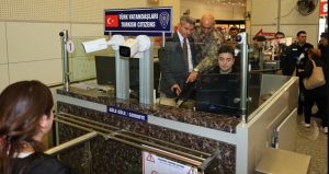 Binlerce Türk vizesiz seyahat için akın edince sınır kapısında izdiham yaşandı