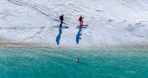 Bir günde iki mevsim yaşıyorlar! Sahilde deniz, zirvede kayak keyfi yapıyorlar