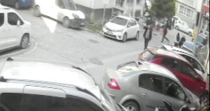 Bir yıldır tehdit ettiği yaşlı çifti sokak ortasında sopayla dövdü!