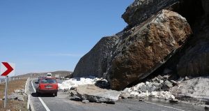 Bitlis’te kaya parçalarının kapattığı yol açıldı