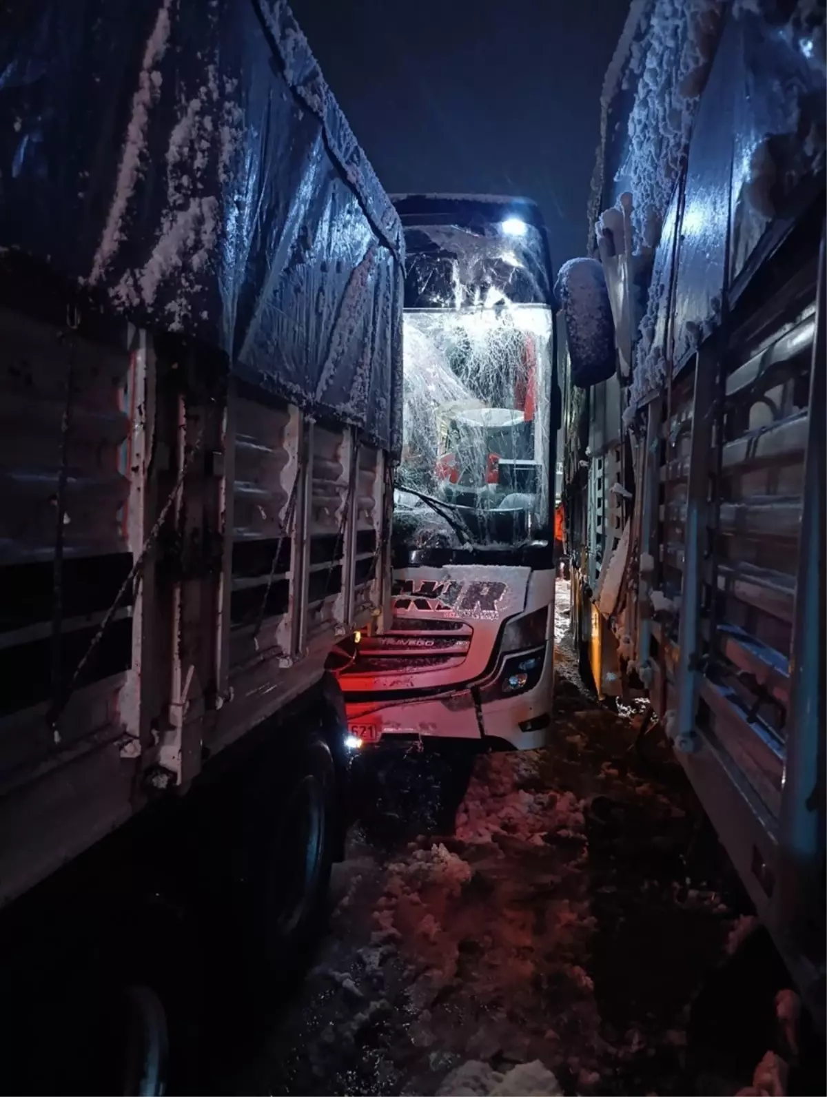 Bitlis’te Otobüs Tıra Çarptı: 8 Yaralı