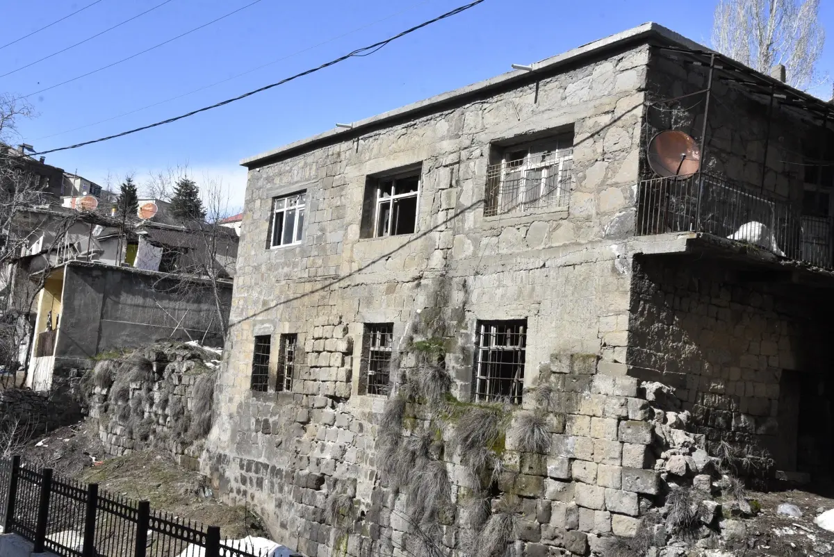 Bitlis’te Tarihi Yapılar Yıkılıyor