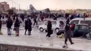 Bolivya’da para taşıyan askeri uçak düştü: Halk para toplamak için akın etti