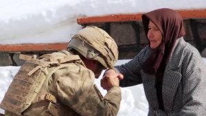 Bolu’da 76 yaşındaki Gülnaz teyze kendi elleriyle ördüğü çorapları Mehmetçik’e yolluyor