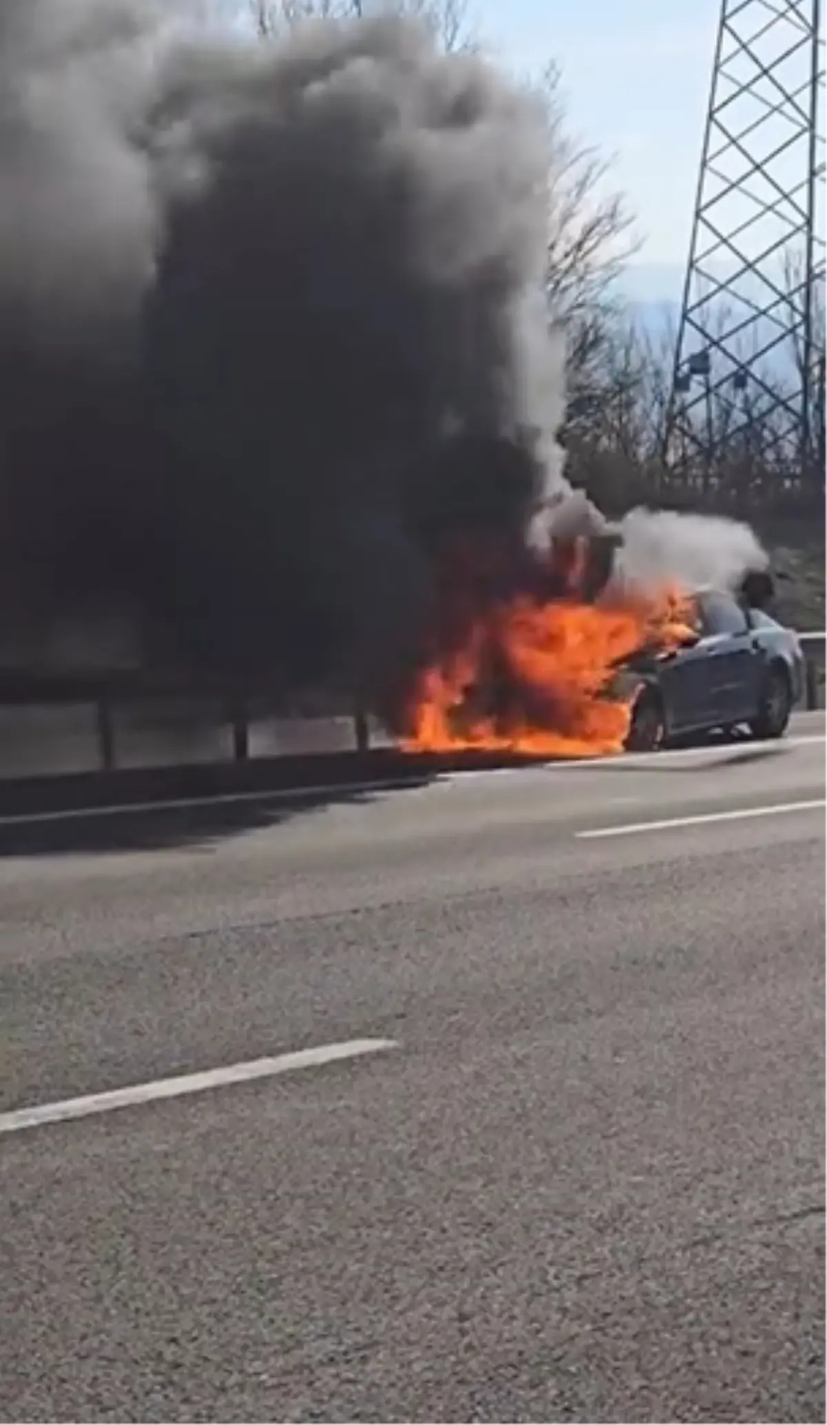 Bolu’da Otoyolda Yangın: Otomobil Kullanılamaz Hale Geldi