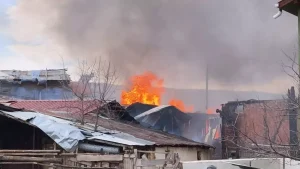 Bolu’da Yangın: 2 Katlı Ev Yandı