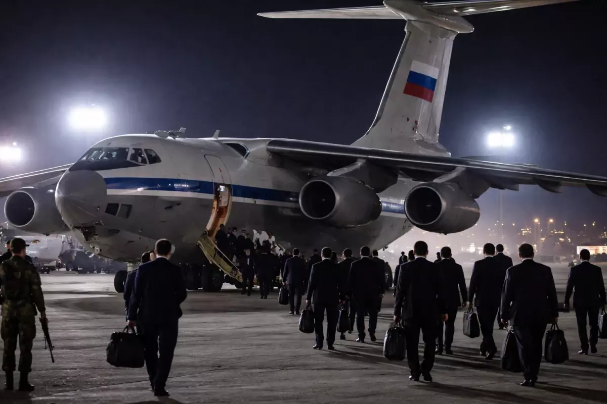 Bomba iddia: Rus kargo uçağı indi, onlarca İranlı diplomat ülkeyi terk etti