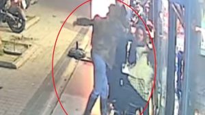 Bursa’da alkollü kadının çevredekilere saldırdığı anlar kamerada