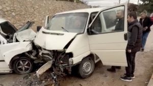 Bursa’da arife sabahı kaza: İki otomobil çarpıştı, 7 kişi yaralandı