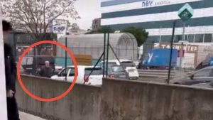 Bursa’da aşlı adam trafikte zor anlar yaşattı