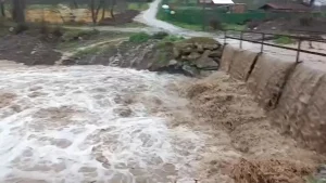 Bursa’da Dereler Taştı, Köprü Ulaşıma Kapandı