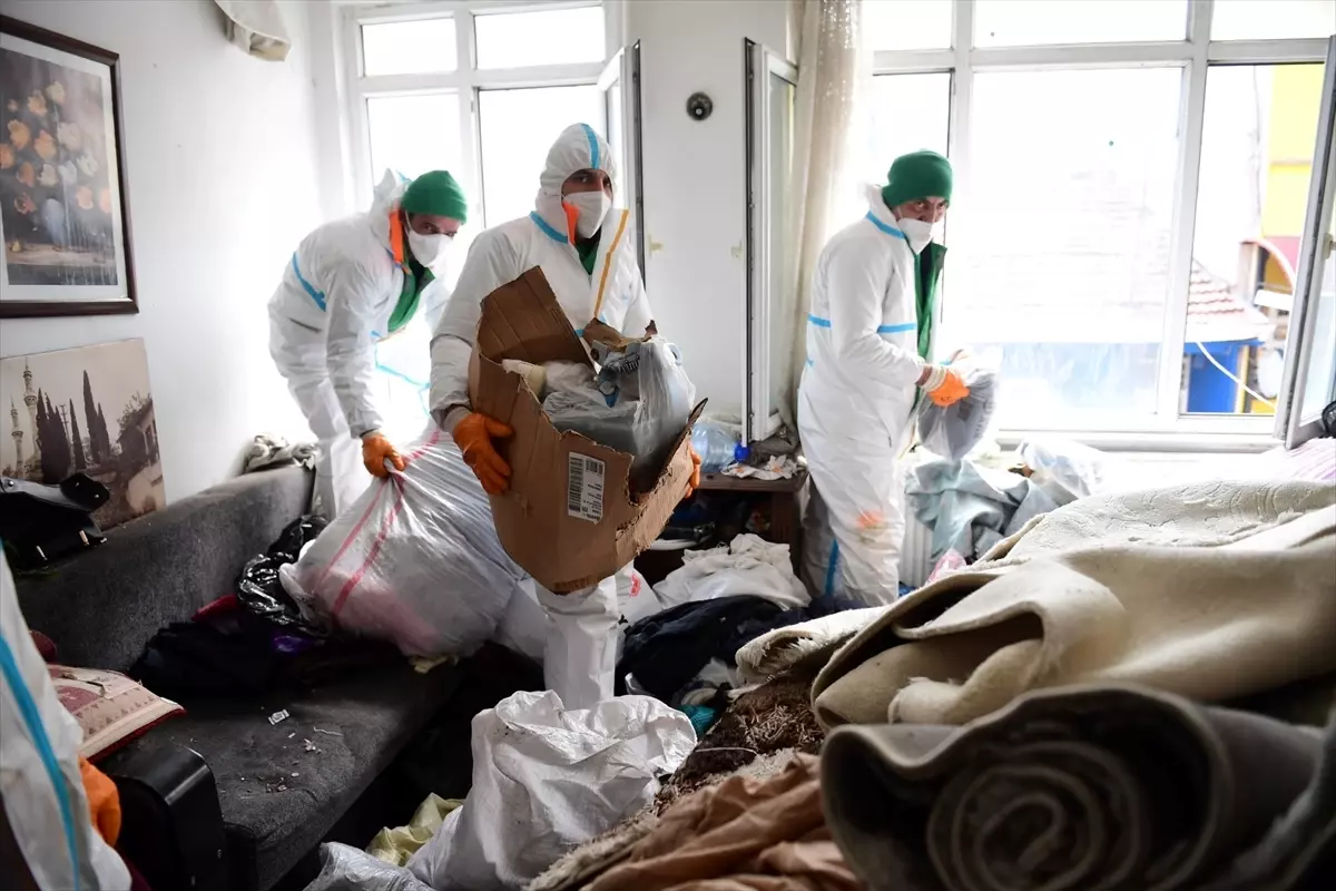 Bursa’da Evden 4 Kamyon Çöp Çıkarıldı