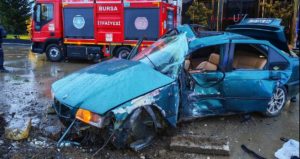 Bursa’da korkunç kaza! Otomobil beton reklam panosuna çarptı: 1 ölü