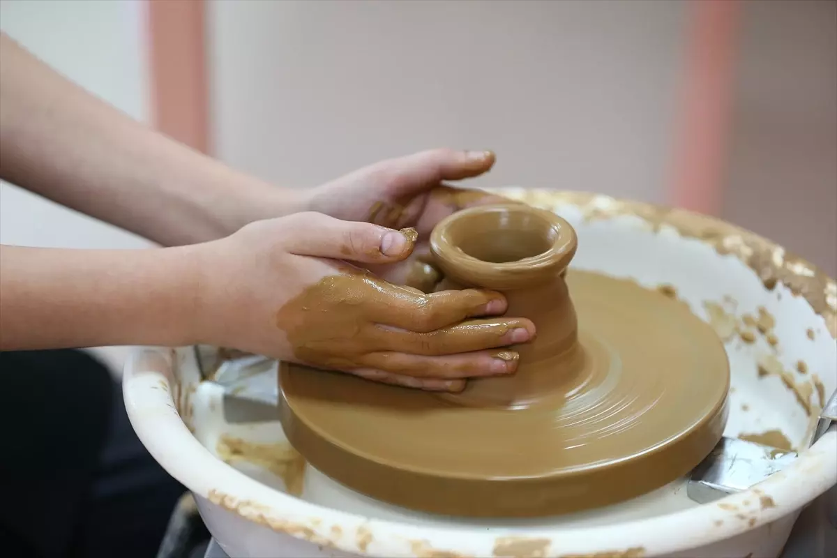 Bursa’da Öğrenciler Çömlek Yaparak Geleneksel Sanatları Yaşatıyor