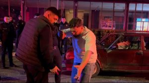 Bursa’da sinir krizi geçiren adam aracının camını kırdı