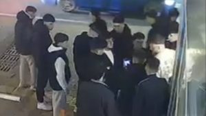 Bursa’da sokak ortasında kavga kamerada