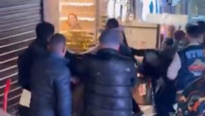 Bursa’daki Kapalı Çarşı’da iki grup arasında çıkan kavga kameraya yansıdı