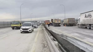 Büyükçekmece’de Hafriyat Kamyonu Devrildi