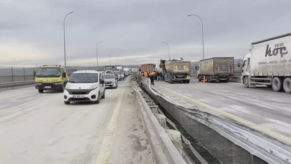 Büyükçekmece’de Hafriyat Kamyonu Devrildi