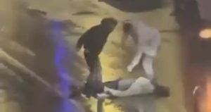 Cadde ortasında tekme ve yumruklarla darbedildi