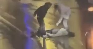 Cadde ortasında tekme ve yumruklarla darbedildi! O anlar kamerada