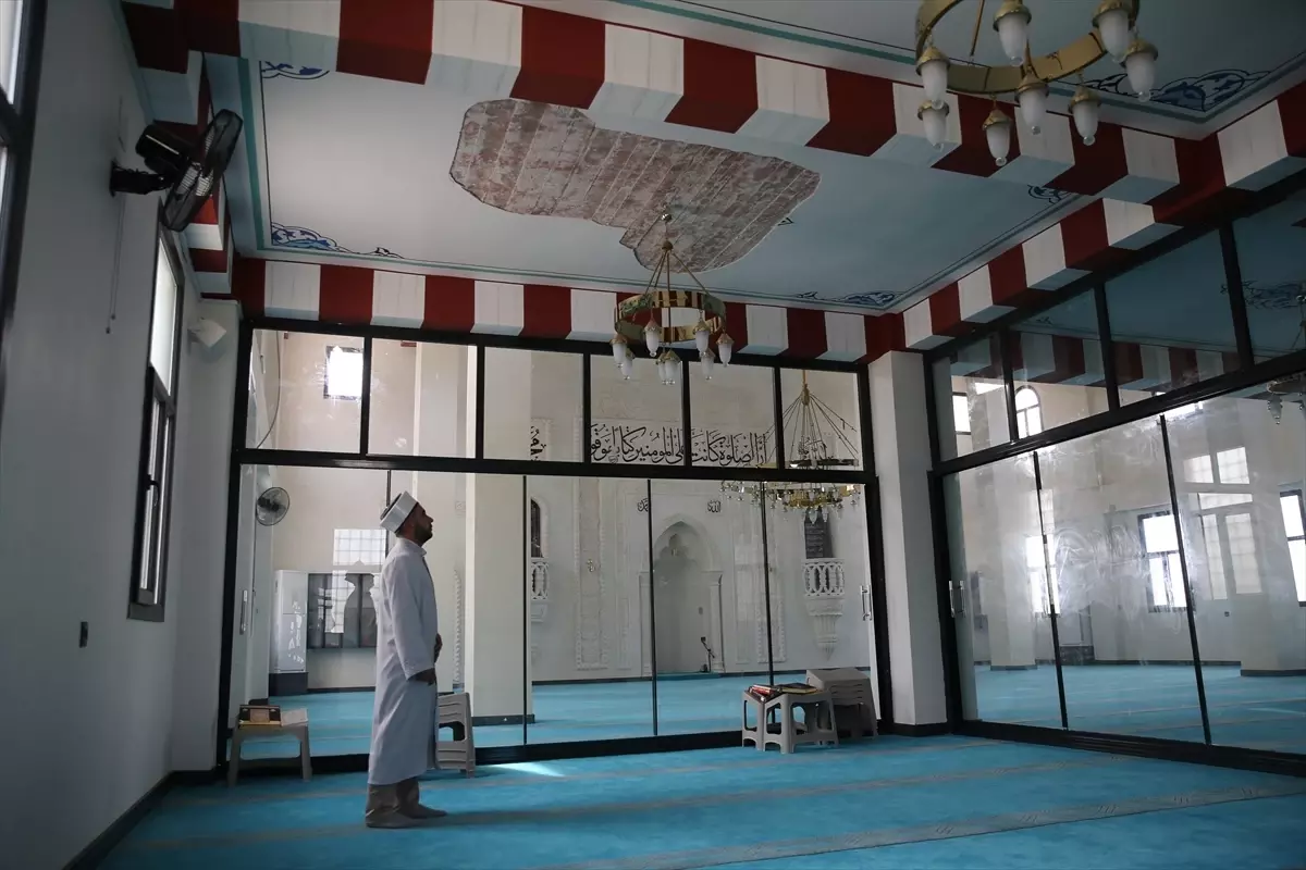 Cami Tavanından Alçı Düştü