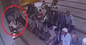 Camide namaz kılan komşusunu öldürdü: Mahkemeden tepki çeken karar