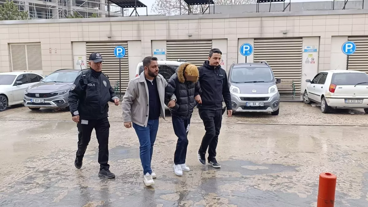 Camide Skandal Dans: 17 Yaşındaki Genç Gözaltına Alındı