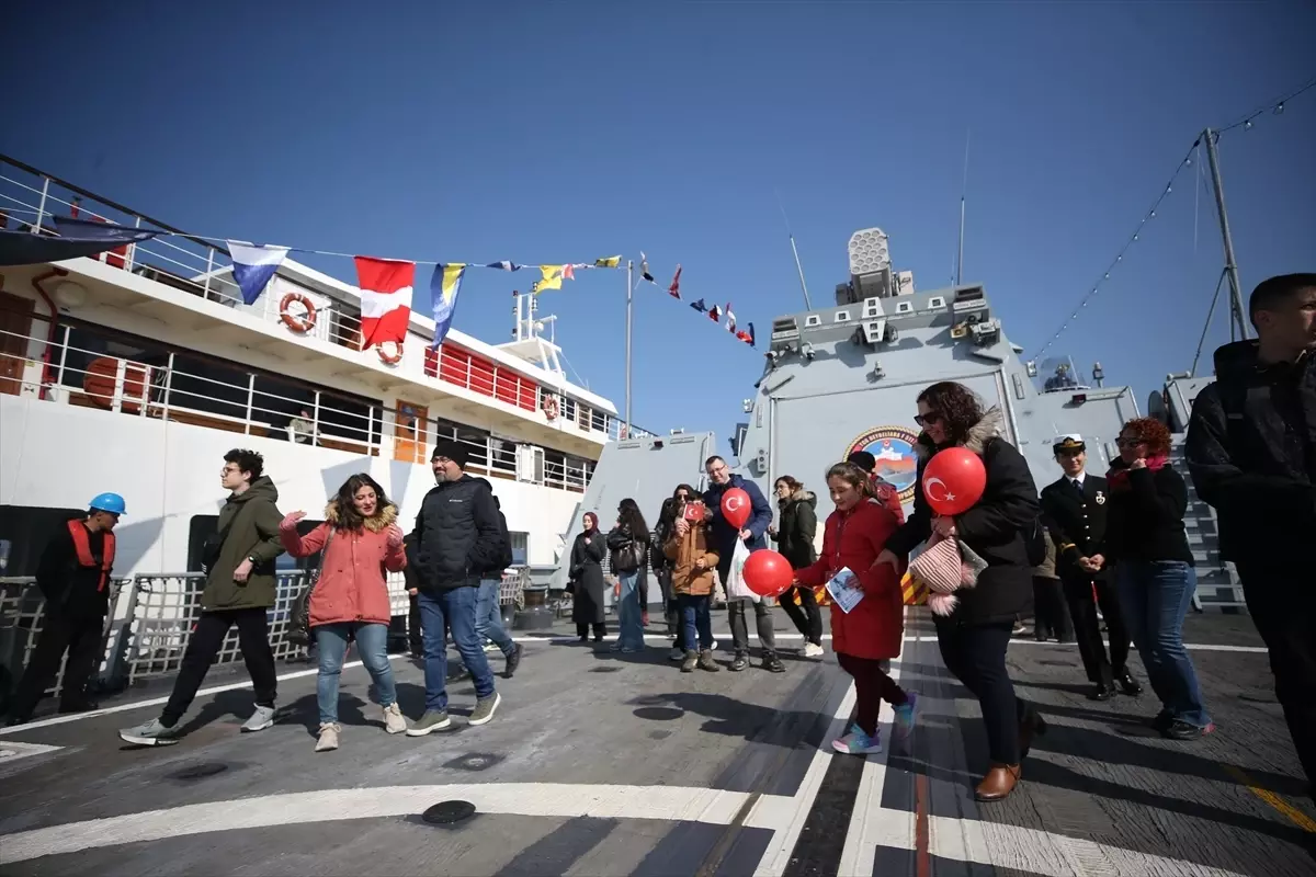 Çanakkale’de Deniz Kuvvetleri Komutanlığı gemilerine ziyaretler sürüyor