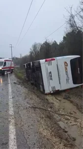 Çataca’da Otobüs Devrildi