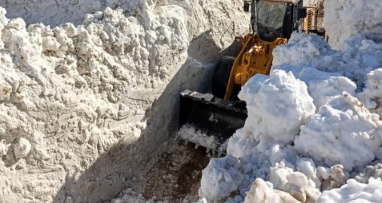Çatak’ta çığ düştü! Yollar ulaşıma kapandı