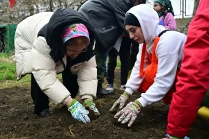 Cemre Vakfı gönüllüleri huzurevi sakinleriyle bostan kurdu