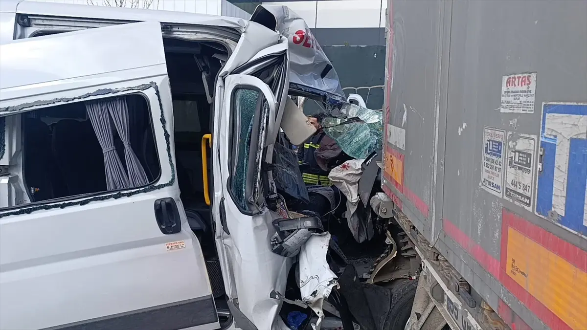 Çerkezköy’de İşçi Servisi ile Tır Çarpıştı