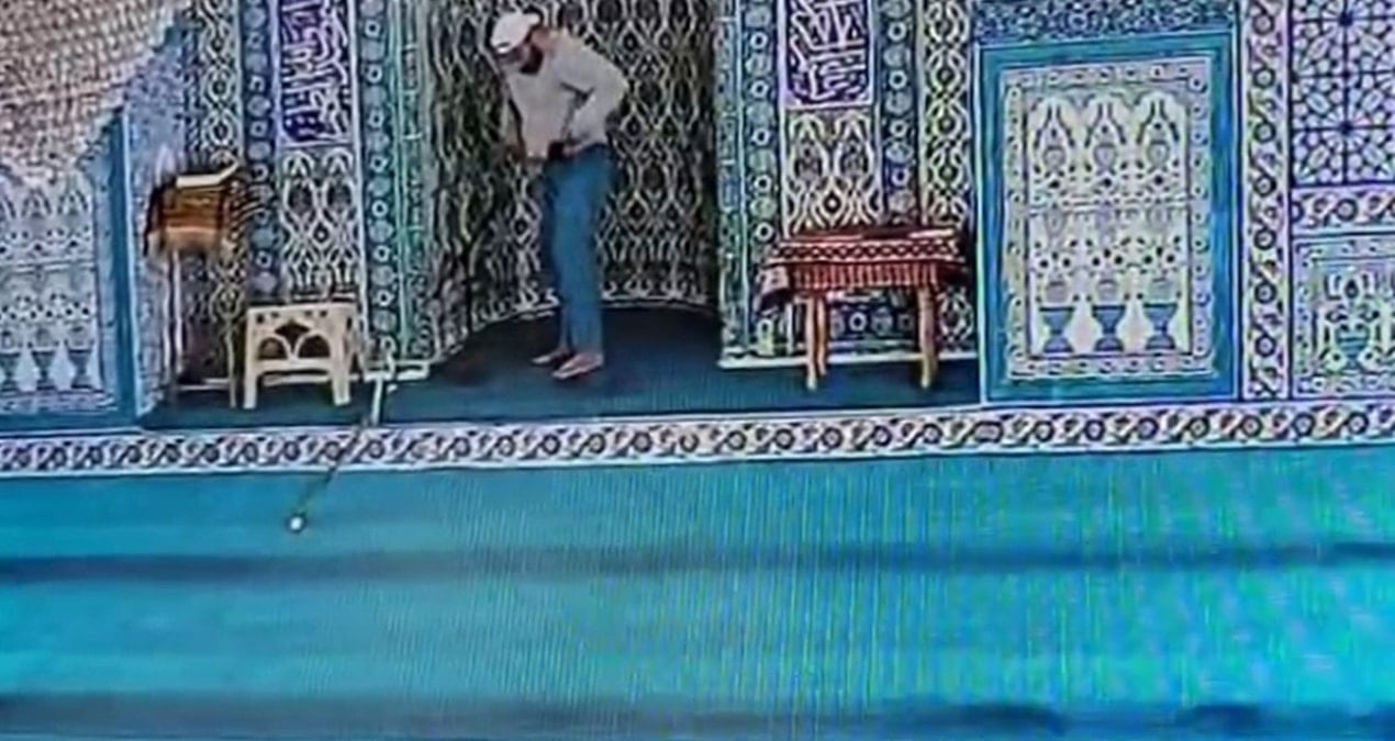 Cezaevinden izinli çıktı, girdiği 3 camideki ses sistemlerini sopayla kırıp söktü!