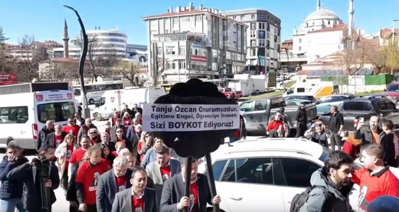 CHP bazı zincir marketlerin şubelerine siyah çelenk bıraktı