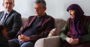 CHP lideri Özgür Özel, öğretmen Fatma Nur Çelik’in ailesine taziye ziyaretinde bulundu