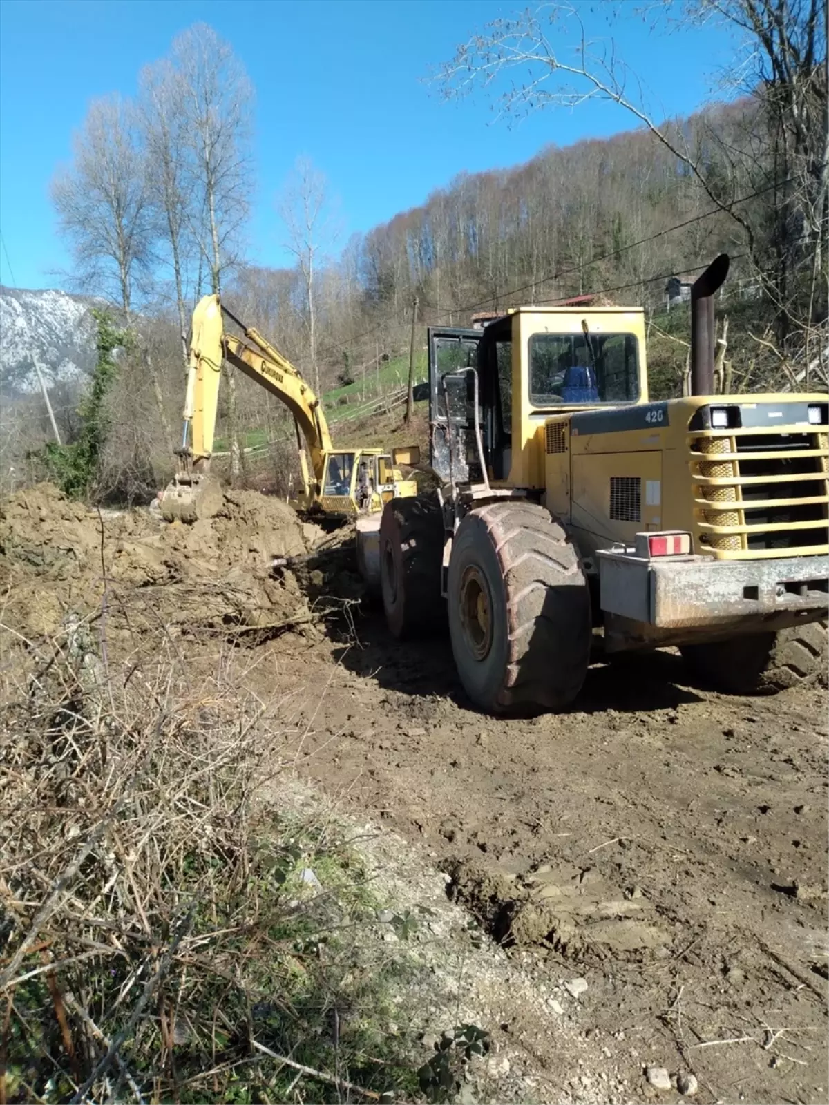 Cide’de Heyelan Kapanan Yol Açıldı