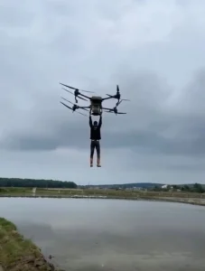 Çiftçi, İlaçlama Dronuna Tutunarak Geçiş Yaptı