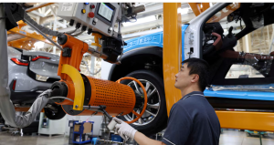 Çin İmalat Sektörü Bir Yılın Zirvesinde, Ancak Savaş Riski Gölge Düşürüyor