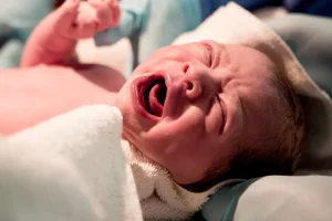 Çocuğunu hastanede çocuk özlemi çeken adama verdi