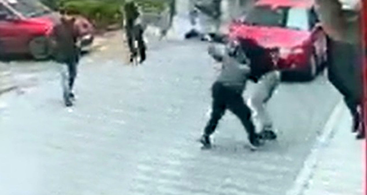 Çocuklar etrafını sardı, yaşlı adamı hastanelik etti