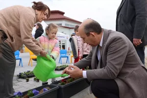 Çocuklardan Çiçek Dikim Etkinliği