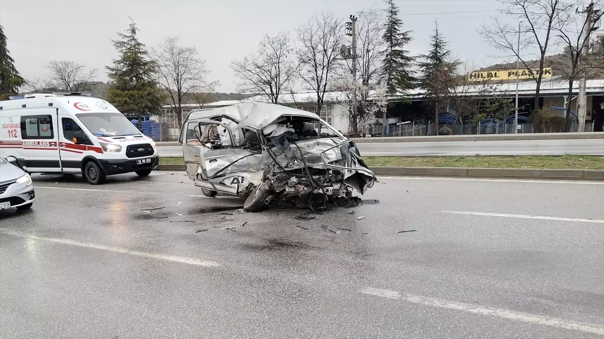 Çorum’da Otobüs-Kamyonet Çarpıştı: 1 Ölü, 6 Yaralı