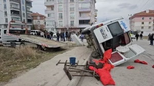 Çorum’da Tarım İşçilerini Taşıyan Minibüs Kaza Yaptı