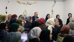 Cumhurbaşkanı Erdoğan, İstanbul’da kız öğrenci yurdunu ziyaret etti