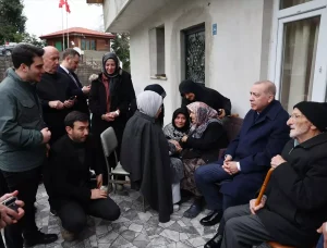 Cumhurbaşkanı Erdoğan, Rize’de komşularıyla bayramlaştı