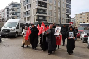 Dağa kaçırılan çocukları için eylem yapan aileler DEM Parti binası önünde