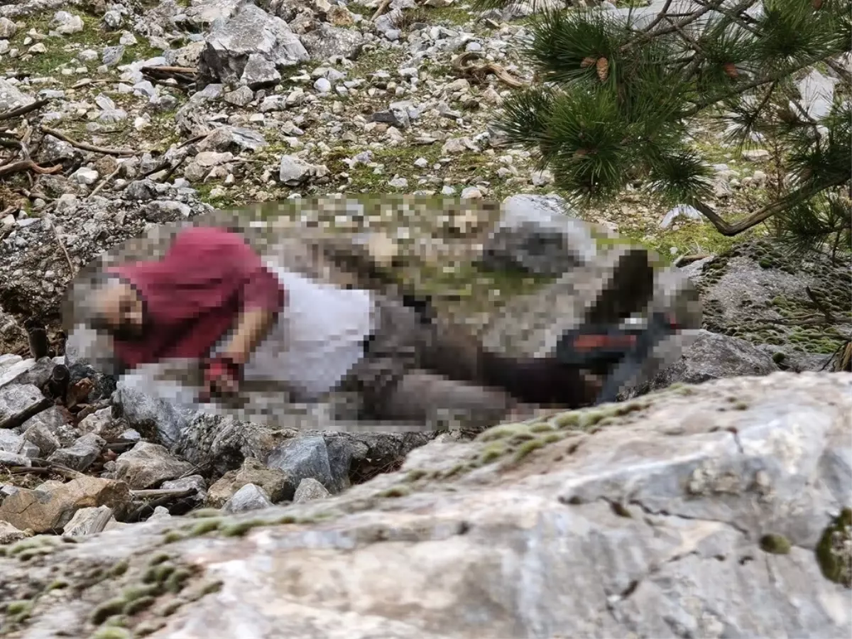 Define Ararken Uçurumda Ölü Bulundu