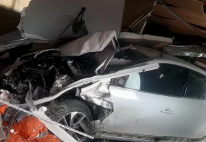 Defne’de Kaza: Otomobil Prefabrik İş Yerlerine Girdi