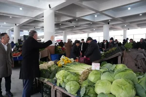 Demirbaş Pazar Ziyaretiyle Esnafla Buluştu